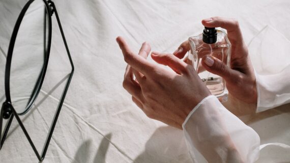 Lebih baik di Kulit atau Pakaian? Ini Tips Memakai Parfum Yang Benar