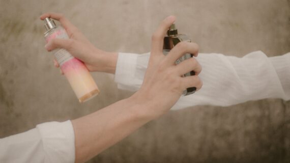 3 Tipe Cewek Saat Menggunakan Parfum