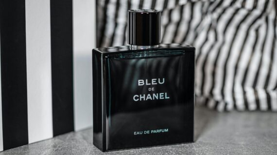 Bleu de Chanel Parfum By Chanel, Parfum Cowok Yang Intens Dan Tahan Lama